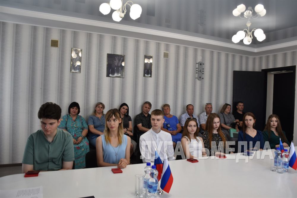 В администрации городского округа Город Первомайск состоялась встреча Главы муниципалитета Сергея Колягина с выпускниками –медалистами и их родителями