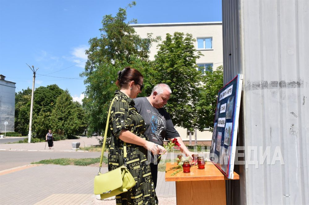 В десятую годовщину авиаударов по станциям Старая и Новая Кондрашевская в Станично-Луганском районе в Первомайске прошло мероприятие в память о погибших в этой страшной трагедии