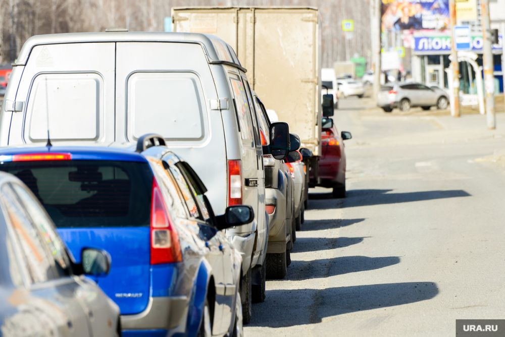 Екатеринбуржцы мучаются в трехкилометровой пробке на Широкой речке. Скрин