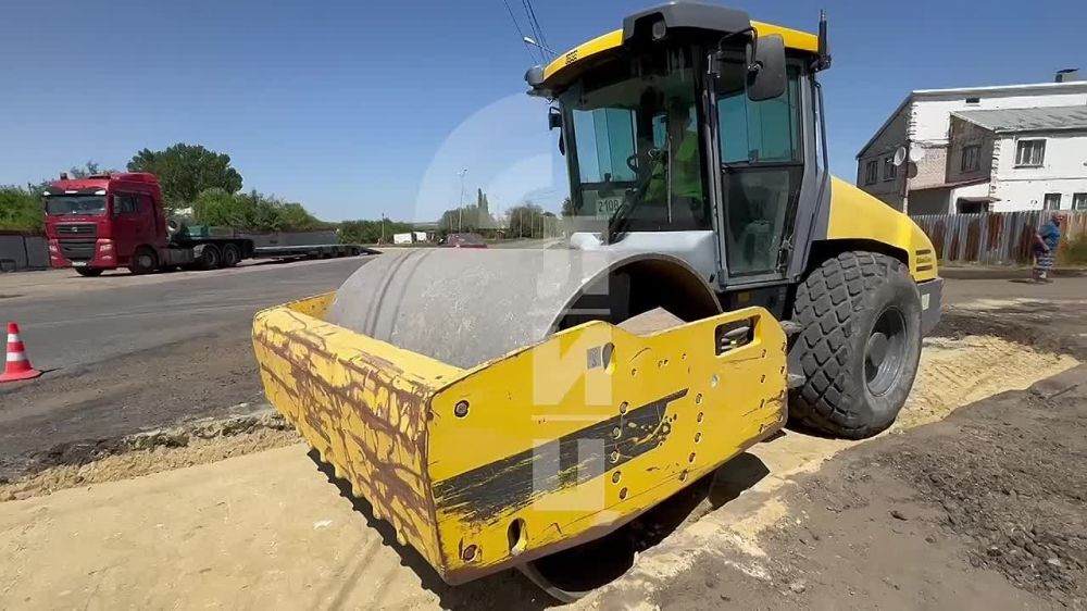 Дорожные службы приступили к ремонту участка межрегиональной дороги Новосветловка — Пархоменко, протяженность которой составляет более 20 км