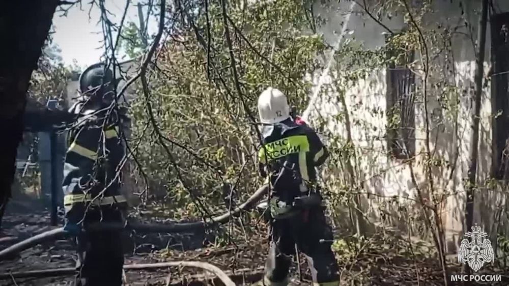 Спасатели МЧС России в Красном Луче справились с возгоранием не допустив распространения огня на жилой дом