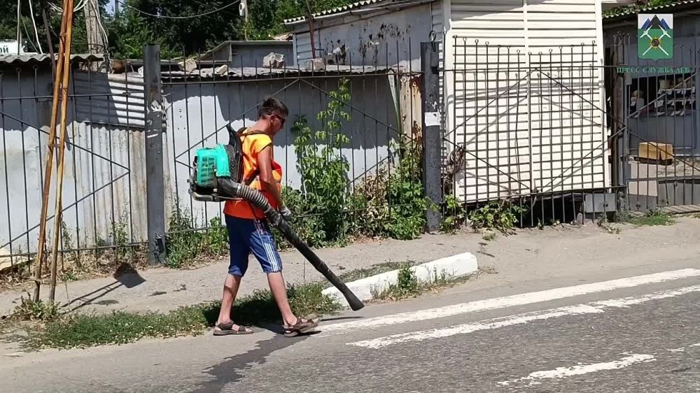 Евгений Морозов: Несмотря на непростые погодные условия, специалисты МУП «Комсервис» приступили к нанесению дорожной разметки на основных транспортных магистралях Брянки