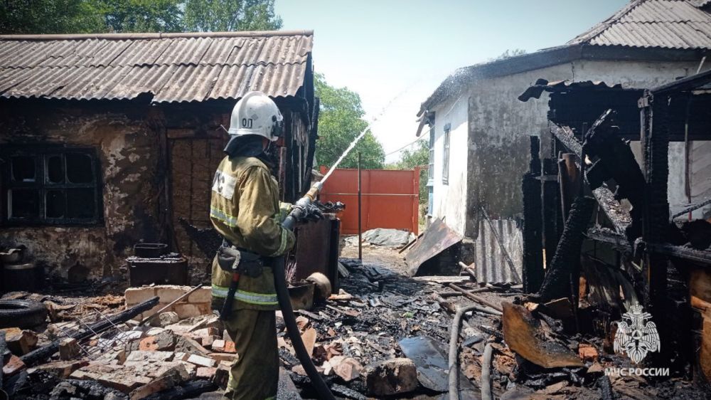 Спасатели МЧС России ликвидировали крупный пожар в Красном Луче