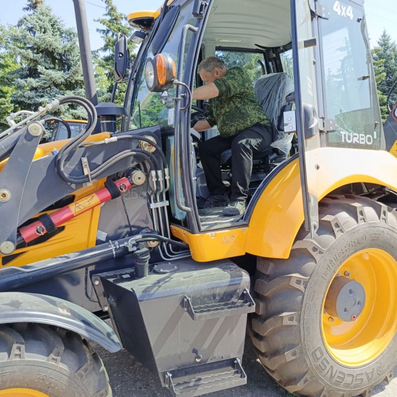 Сергей Козенко: Благодаря поддержке Министерства транспорта РФ и Министерства инфраструктуры и транспорта ЛНР, Краснодону передан новый экскаватор-погрузчик ЕЛАЗ 880