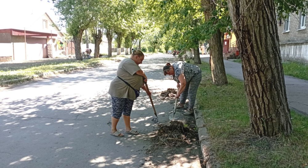 В ГОРОДЕ ПЕТРОВСКОЕ ПРОДОЛЖАЕТСЯ ВЫПОЛНЕНИЕ РАБОТ ПО БЛАГОУСТРОЙСТВУ ТЕРРИТОРИИ