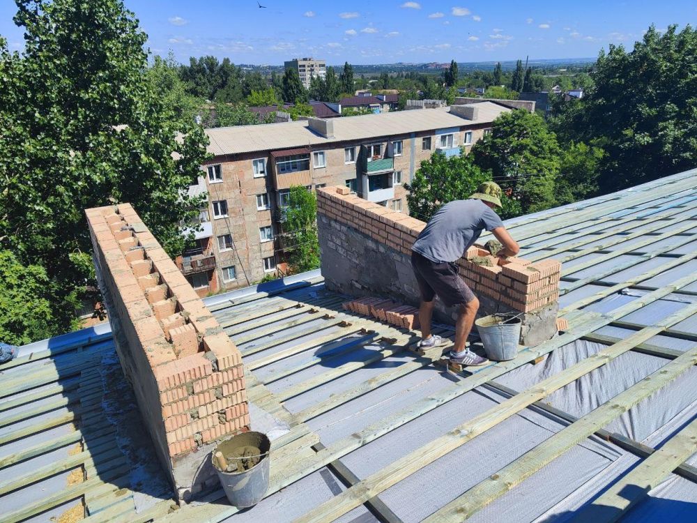 Евгений Морозов: Брянские строители продолжают ремонт кровель жилых домов в микрорайоне 4 Брянки