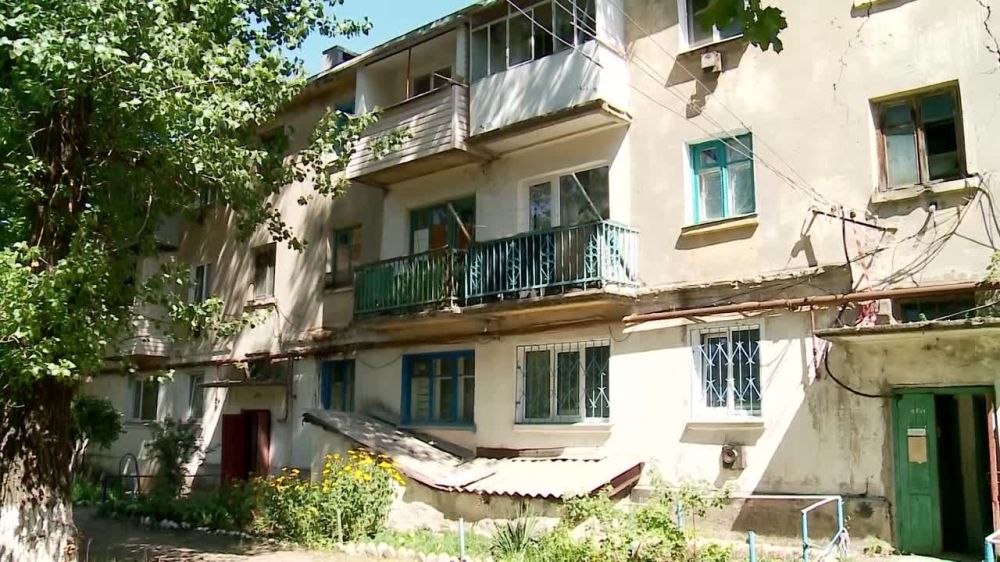 Тюменские строители на заключительном этапе ремонта кровли дома в Молодогвардейске