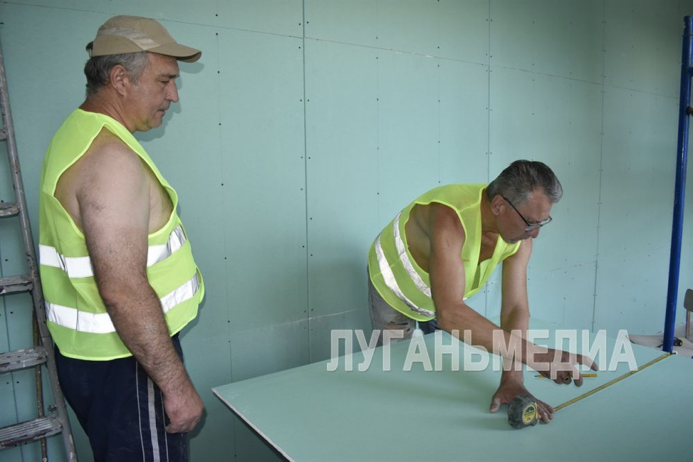 В Брянковской средней школе № 19 в рамках действия специального инфраструктурного проекта специалисты из Брянской области (ООО «Стройком») ведут работы по капитальному ремонту системы водоснабжения, водоотведения и замене санитарных узлов