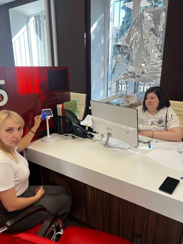 В ровеньковском отделении МФЦ №1 заявители впервые произвели оплату госпошлины с помощью POS-терминалов