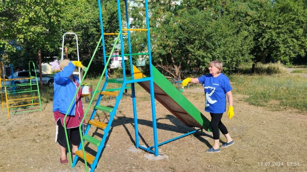 Активисты Брянковского местного отделения партии «Единая Россия» продолжают благоустраивать детские игровые площадки города, таким образом присоединяясь к акции «Яркое детство»