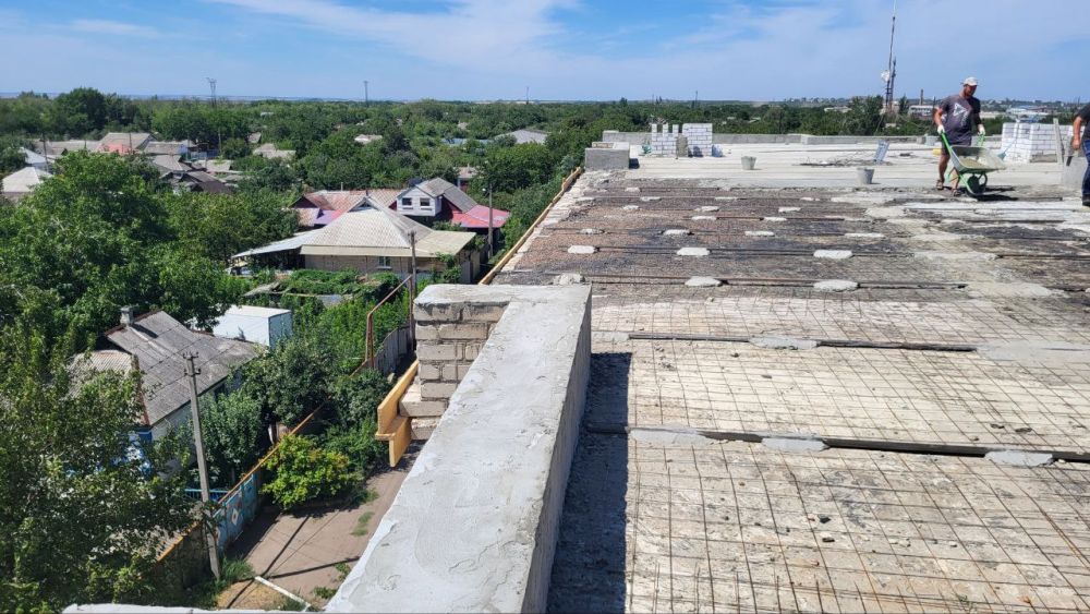 Тюменские специалисты восстанавливают кровлю многоквартирного жилого дома в Суходольске