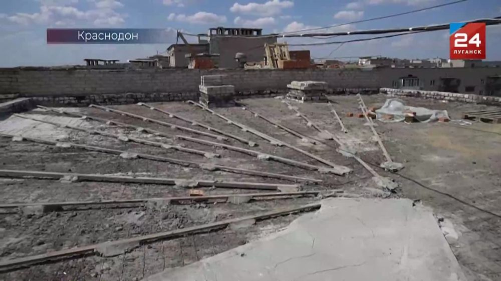 В Краснодоне восстанавливают крыши многоквартирных домов