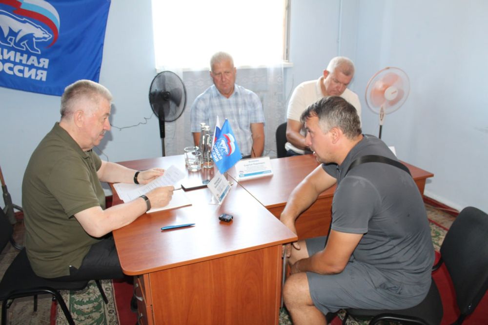 Виктор Водолацкий: Сегодня провел прием граждан в местной общественной приёмной Председателя партии "Единая Россия" Д. А. Медведева в ЛНР в городе Краснодон