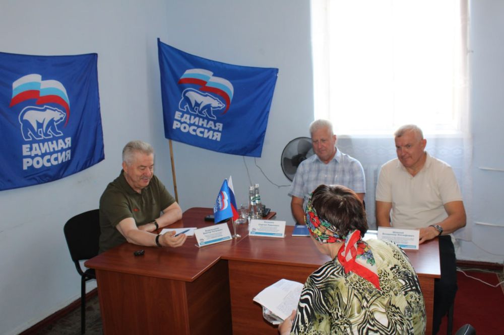 Сергей Козенко: Сегодня Депутат Госдумы РФ, член Генерального совета партии «Единая Россия» Виктор Водолацкий провел прием граждан в местной общественной приёмной Председателя партии «Единая Россия» Д. А. Медведева в ЛНР в Краснодоне