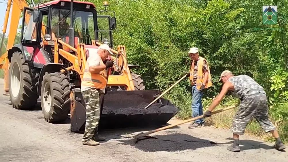 Евгений Морозов: Несмотря на непростые погодные условия, специалисты МУП «Комсервис» продолжают ямочный ремонт дорог за счет бюджетных средств в отдаленных жилмассивах Брянки