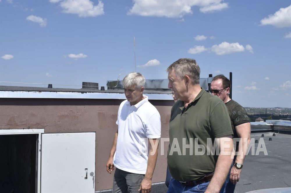 В сопровождении главы муниципалитета Евгения Морозова и представителей Брянской области Губернатор посетил ряд объектов, на которых подрядные организации региона-шефа ведут ремонтно-восстановительные работы