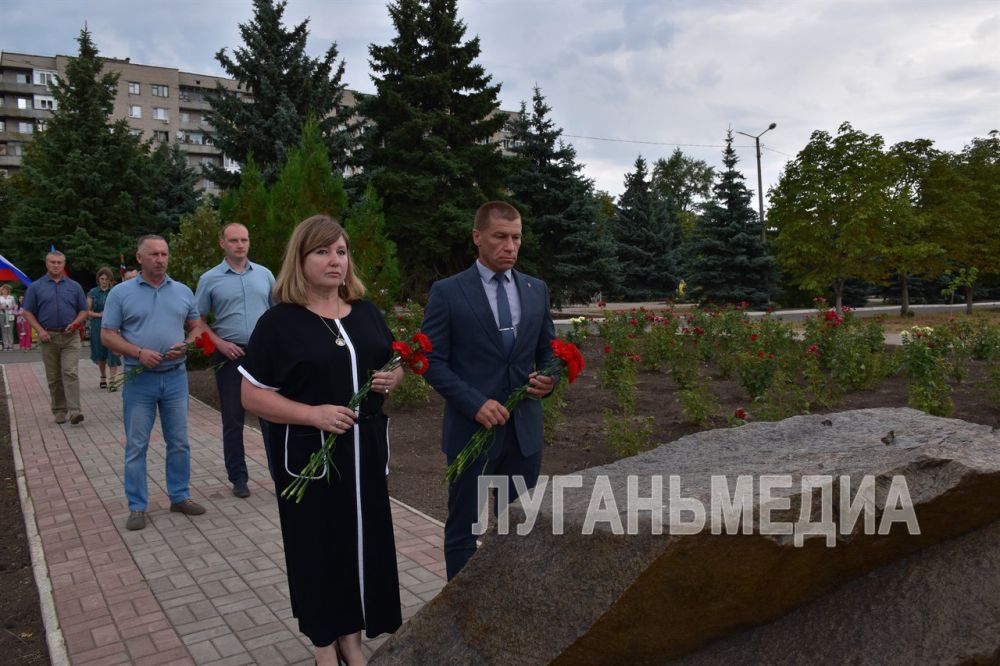 Возле закладного камня на месте строительства мемориального комплекса в память о погибших мирных жителях города и защитниках Донбасса состоялся митинг-реквием, приуроченный к десятой годовщине первого обстрела города Первомайска
