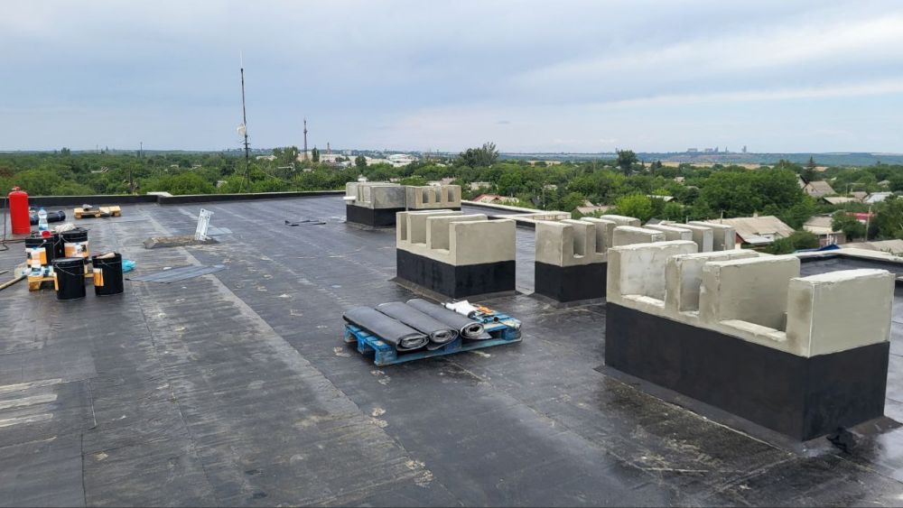 Специалисты шефа – региона продолжают ремонт кровель в Краснодонском муниципальном округе