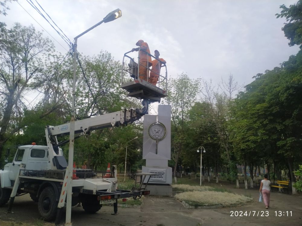 В Молодогвардейске велась работа по ремонту уличного освещения