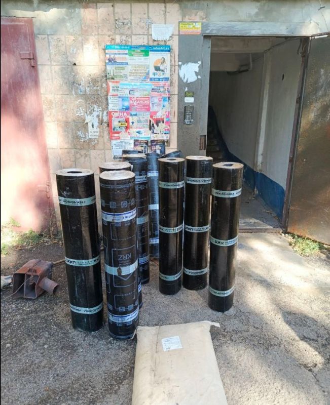 Специалисты МУП «ЖЭУ» начали подготовку кровли к ремонту по адресу: город Краснодон, улица Артёма, дом 11 (3-й подъезд)