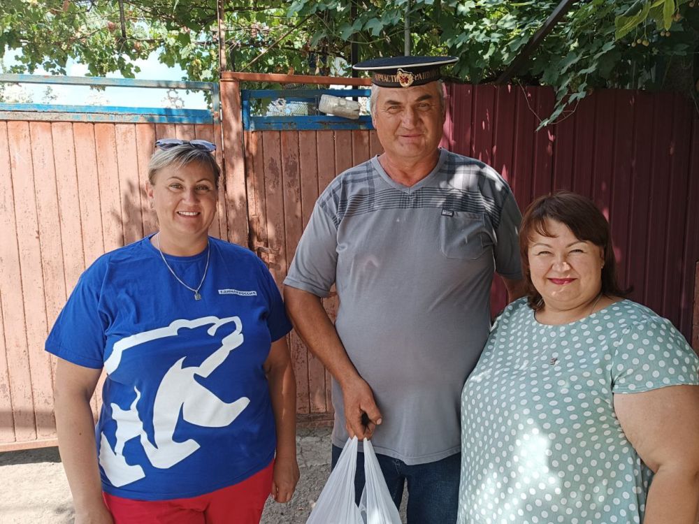 Активисты «Единой России» поздравили моряков с праздником