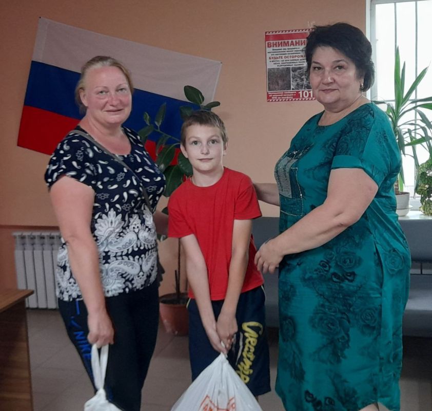 Главный специалист Нижнетепловского отдела жизнеобеспечения Галина Луговая доставила гуманитарную помощь семье переселенцев из г. Кременная Жижура И. А. От фонда Красного Креста