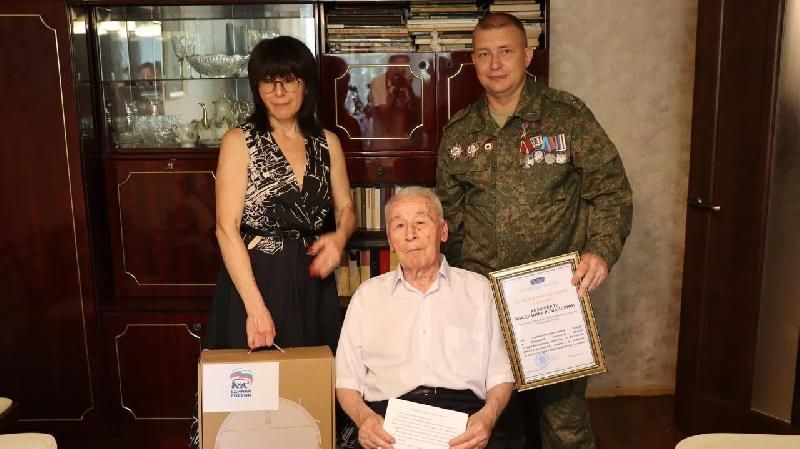 Денис Мирошниченко поздравил с 95-летием участника Великой Отечественной войны из Луганска