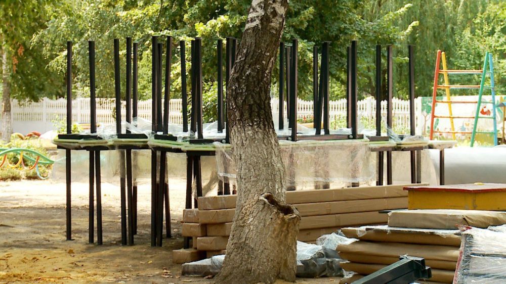 В детском саду «Звоночек» г. Суходольска капитально ремонтируют детские уличные игровые площадки