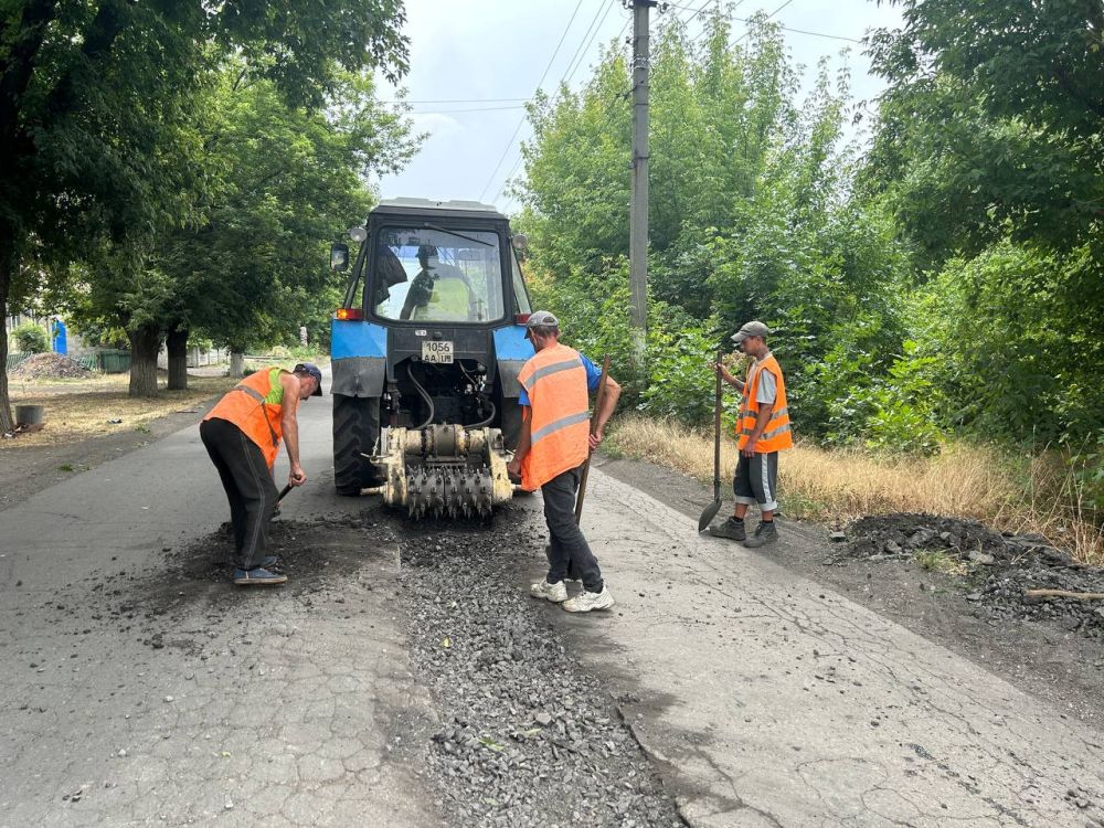 Силами работников муниципального унитарного предприятия «Дорожно эксплуатационное ремонтно-строительное управление» продолжается ямочный ремонт дорог Краснолучского городского округа