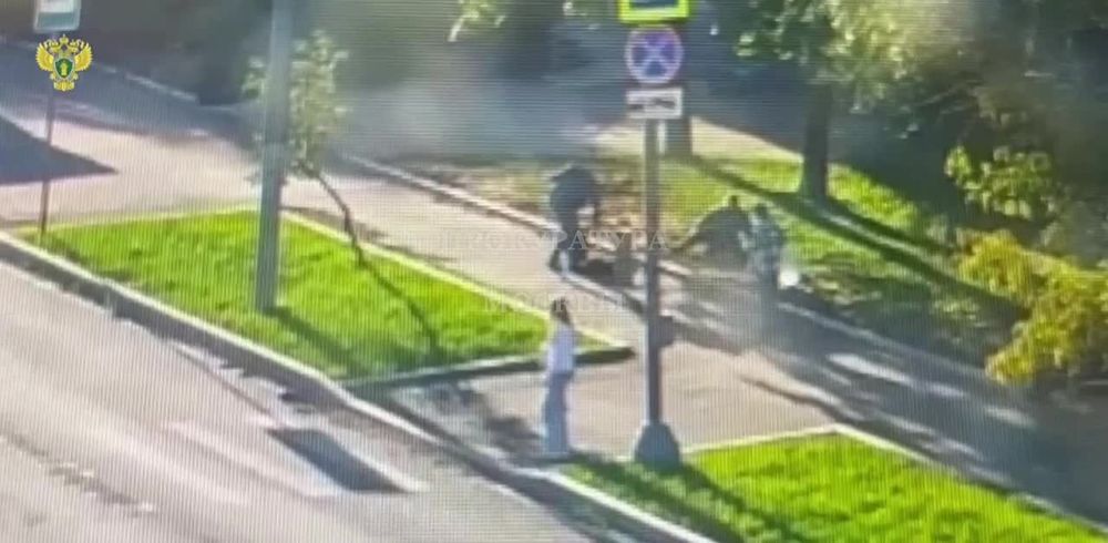 В Москве на Молодогвардейской улице грабитель напал на 76-летнюю бабушку, которая едва шла с ходунками, толкнул ее на землю, залез в сумку и своровал из кошелька 3000 рублей