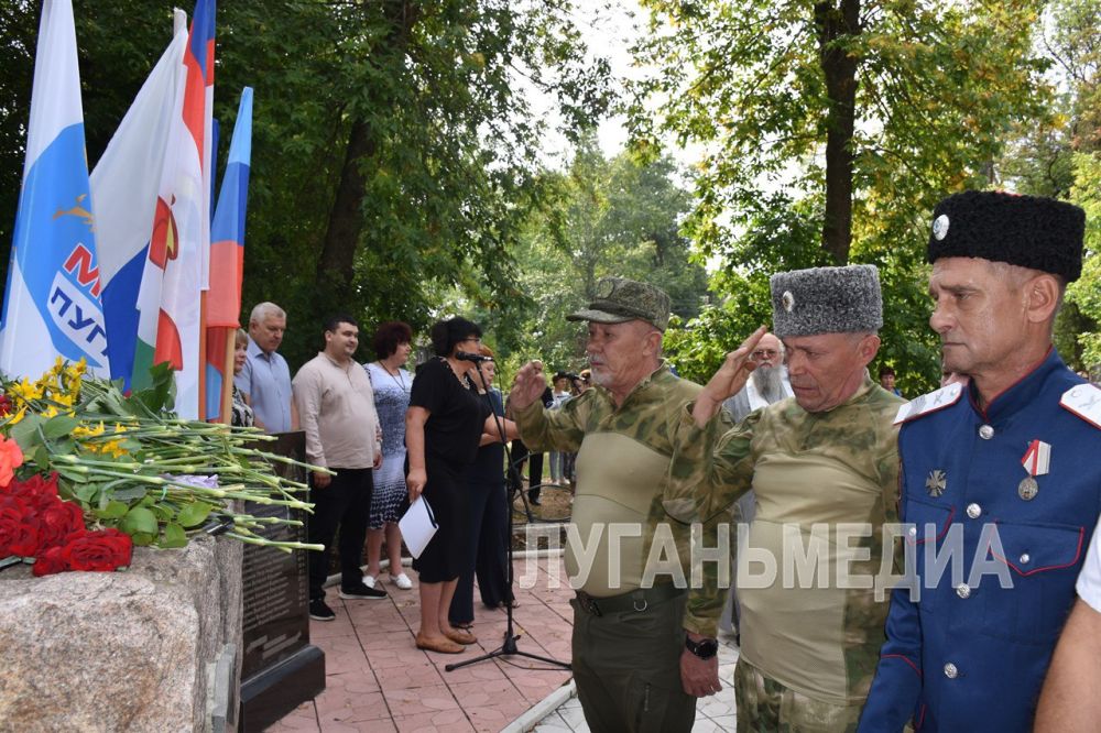 В годовщину авиаудара по Суходольску жители почтили память жертв и ополченцев