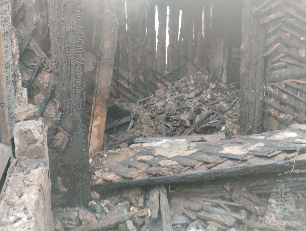 В городе Алмазная на улице Пирогова из-за неосторожного обращения с огнем неизвестных людей горел нежилой дом