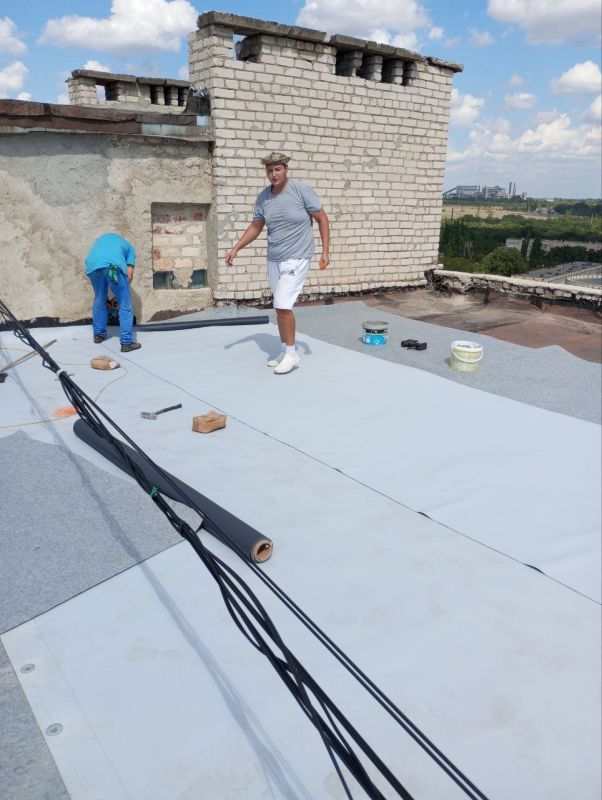 В Молодогвардейске начался капитальный ремонт кровли по адресу: кв. Кошевого, 25/26