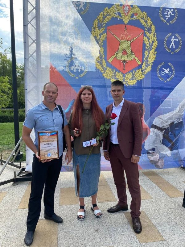 В Луганске в торжественной обстановке по поводу празднования Дня физкультурника, Министр спорта Олег Шеренешев вручил...