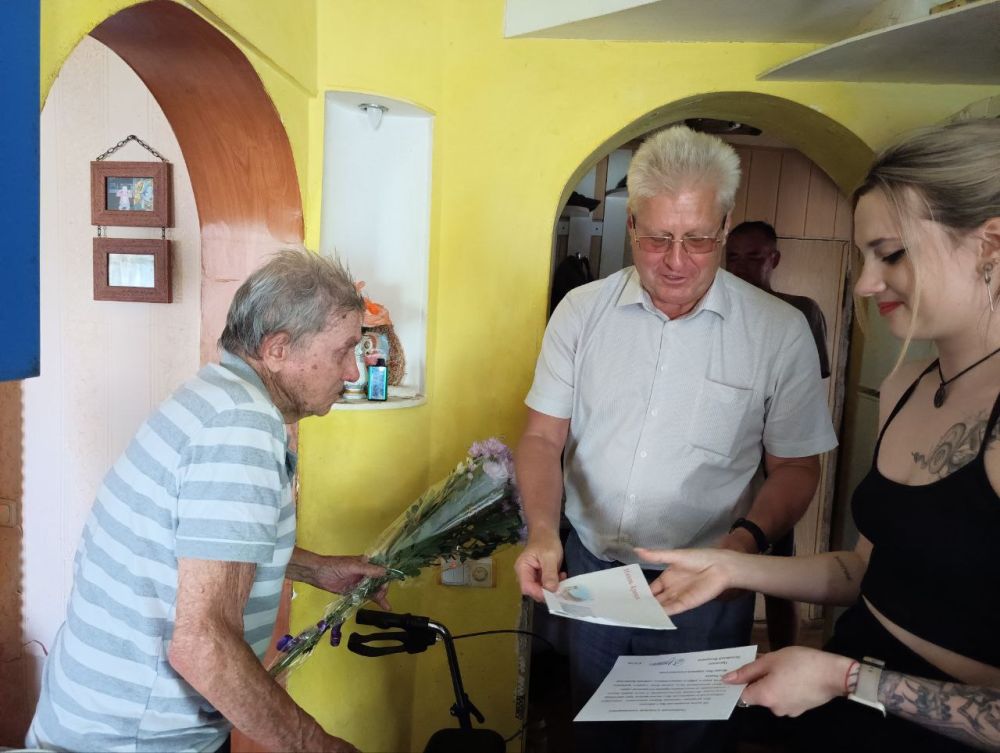 Сергей Козенко: Сегодня поздравил уважаемого жителя города Краснодона, Козлова Александра Александровича, с его 95-летним юбилеем