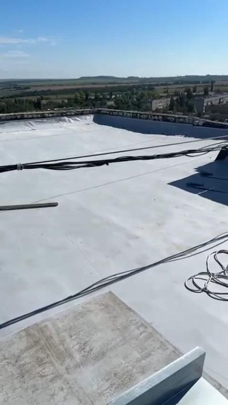 Капитальный ремонт крыши многоквартирного дома в Молодогвардейске идет полным ходом