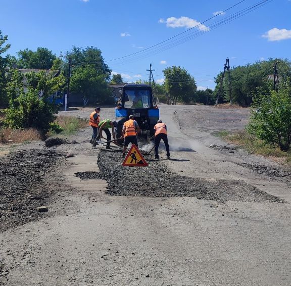 Работники МУП «ДЭРСУ» выполняют ежедневные работы по благоустройству территории округа: