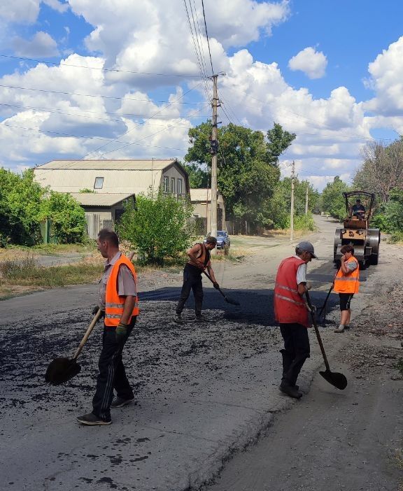 В Красном Луче продолжаются ежедневные работы по благоустройству территории города