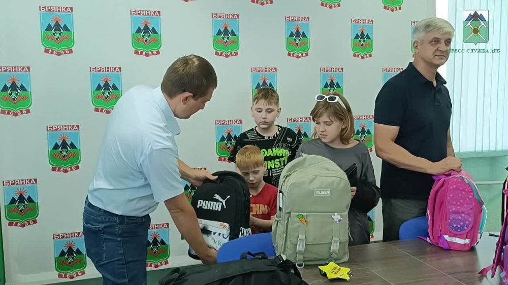 Евгений Морозов: Как секретарь Брянковского местного отделения партии "Единая Россия", провел первую встречу с детьми города, семьи которых, по тем или иным причинам, требуют особого внимания со стороны власти