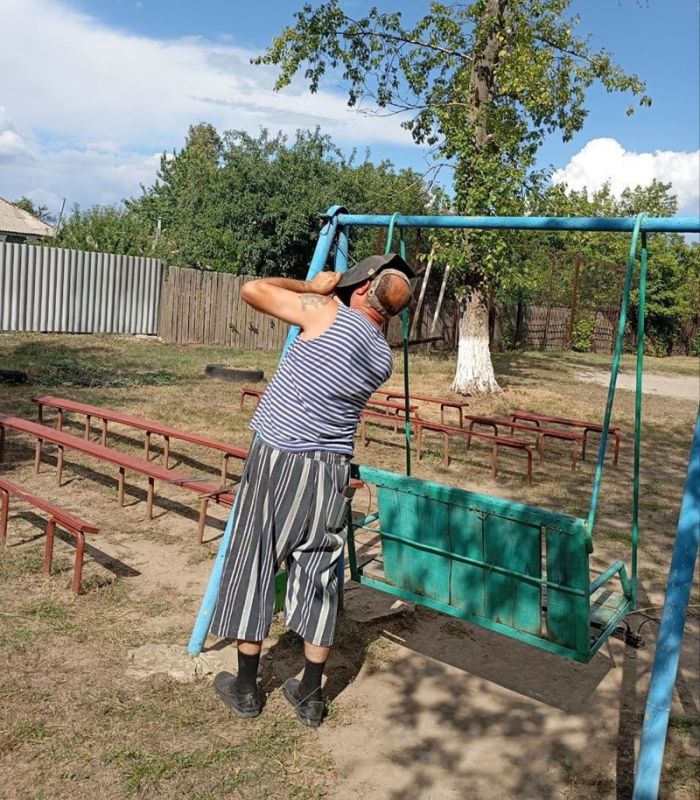 В Атамановке благоустроили территорию детской площадки