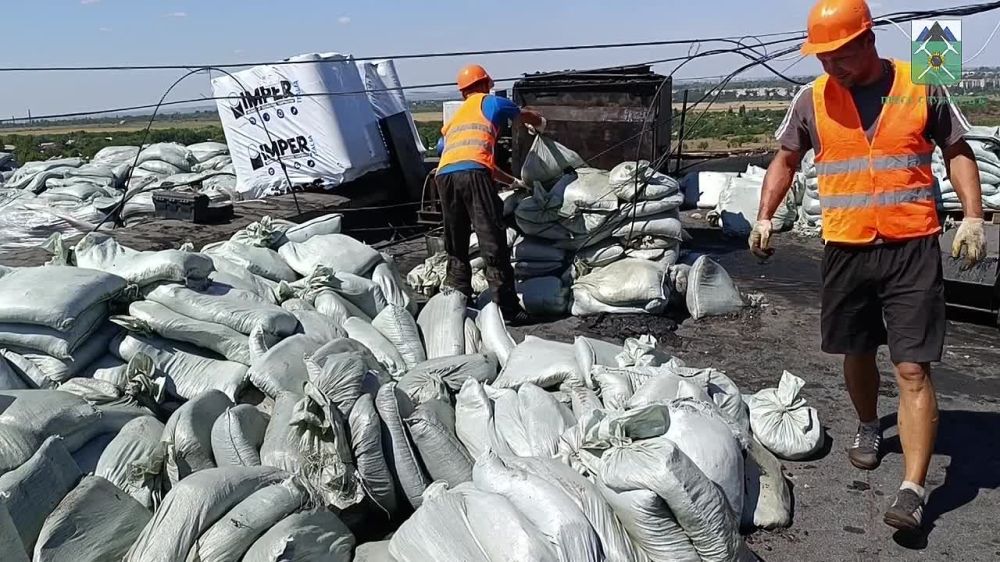 16 августа, в рамках контроля за реализацией "Народной Программы" партии "Единая Россия", Глава Брянки, секретарь местного отделения партии Евгений Морозов побывал на одном из объектов, где специалисты из Брянской области ведут работы по ремонту кровли