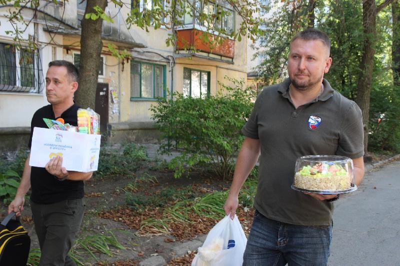 Денис Мирошниченко передал рюкзак и школьные принадлежности многодетной семье, проживающей в Луганске