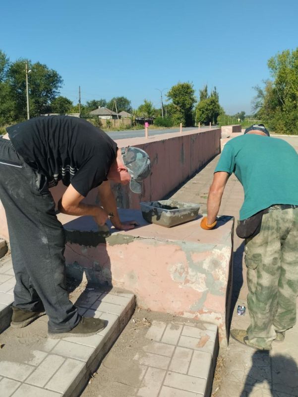 В преддверии Дня города и Дня шахтера работники МУП "Коммунальная служба города Ирмино" приступили к работам по благоустройству памятного знака «Родоначальникам стахановского движения»