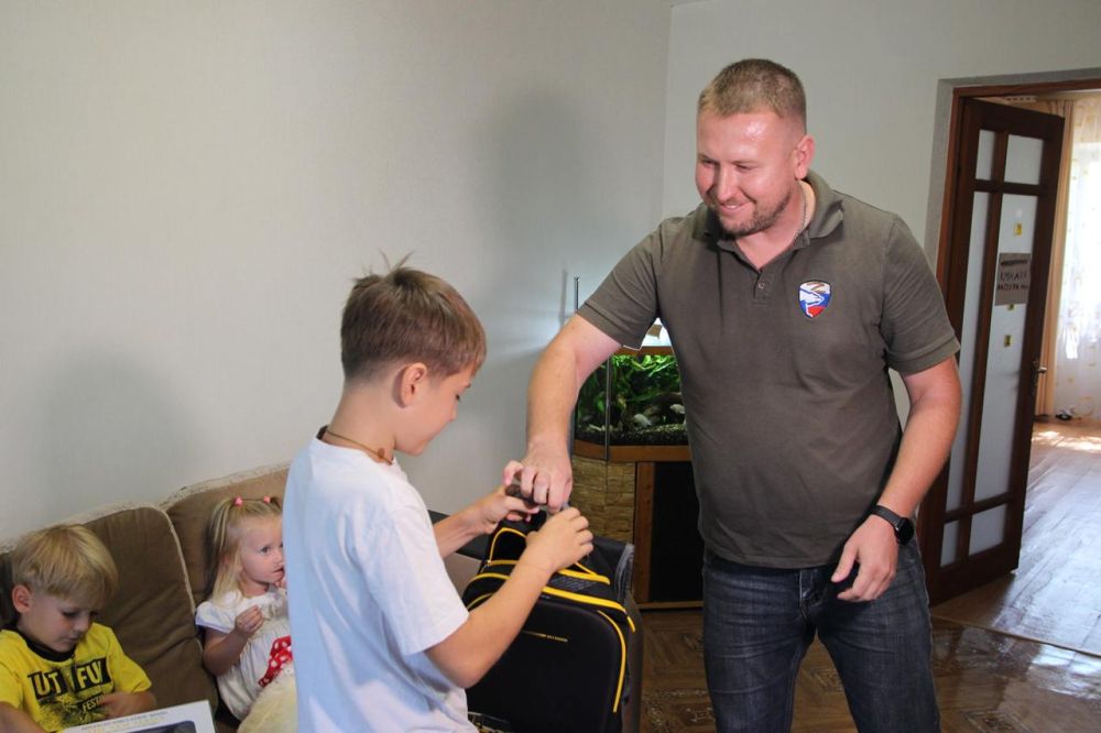 Председатель Народного Совета ЛНР, секретарь Луганского регионального отделения партии «Единая Россия» Денис Мирошниченко в рамках акции «Собери ребенка в школу» помог многодетной семье Гончаровых из Луганска