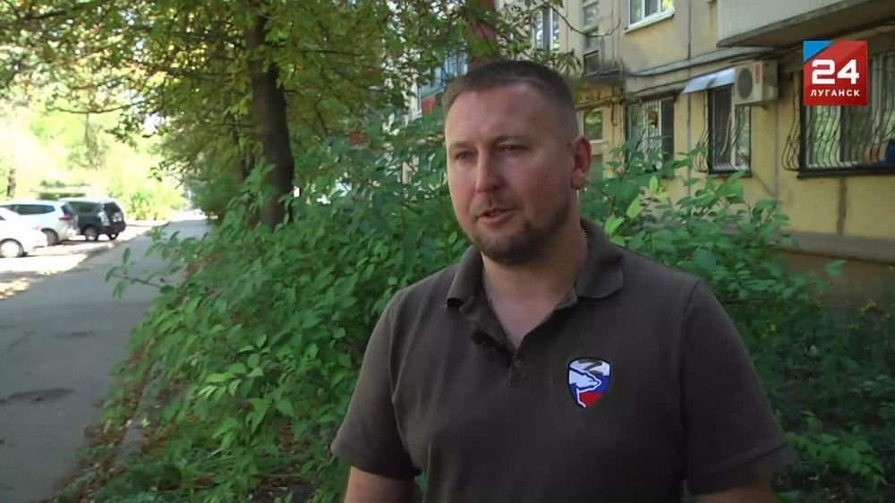 Рюкзаки, канцелярию и наборы для творчества секретарь Луганского отделения «Единой России» Денис Мирошниченко передал многодетной семье Гончаровых