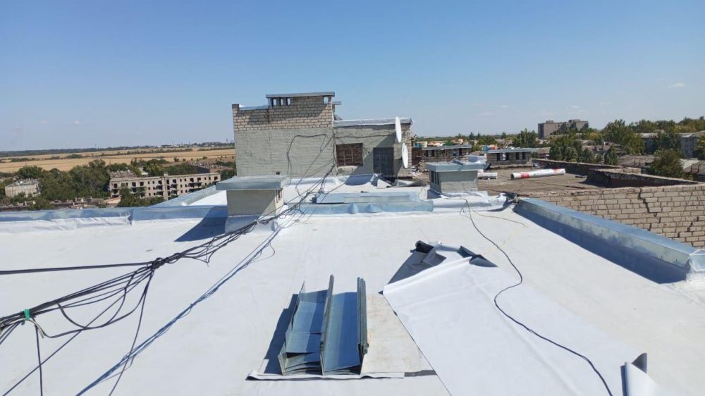 В рамках Соглашения о сотрудничестве между Краснодонским муниципальным округом и Курганской областью специалисты ООО «ЖК «Петровский» капитально ремонтируют кровлю в Молодогвардейске по адресу: кв. Кошевого, 25/26