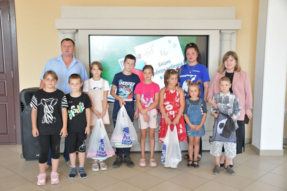 В Первомайском городском округе выдают канцелярию, собранную в рамках акции «Собери ребенка в школу»