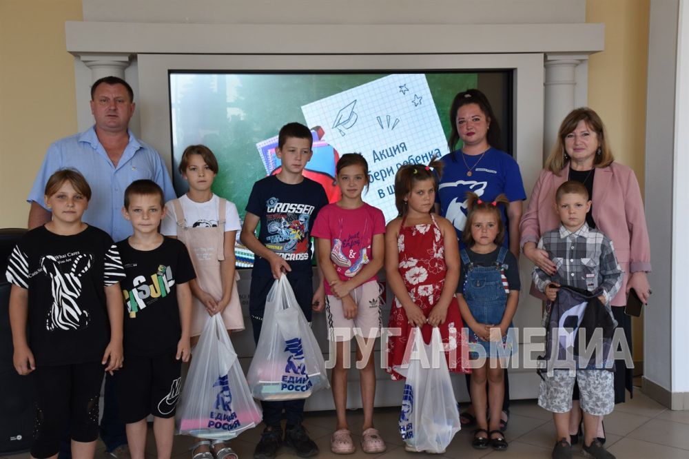 В Первомайском городском округе многие активные жители присоединились к всероссийской акции «Собери ребенка в школу» и принесли Канцелярские принадлежности, наборы для творчества, рюкзаки, сумки для сменной обуви и другие необходимые для учебы предметы