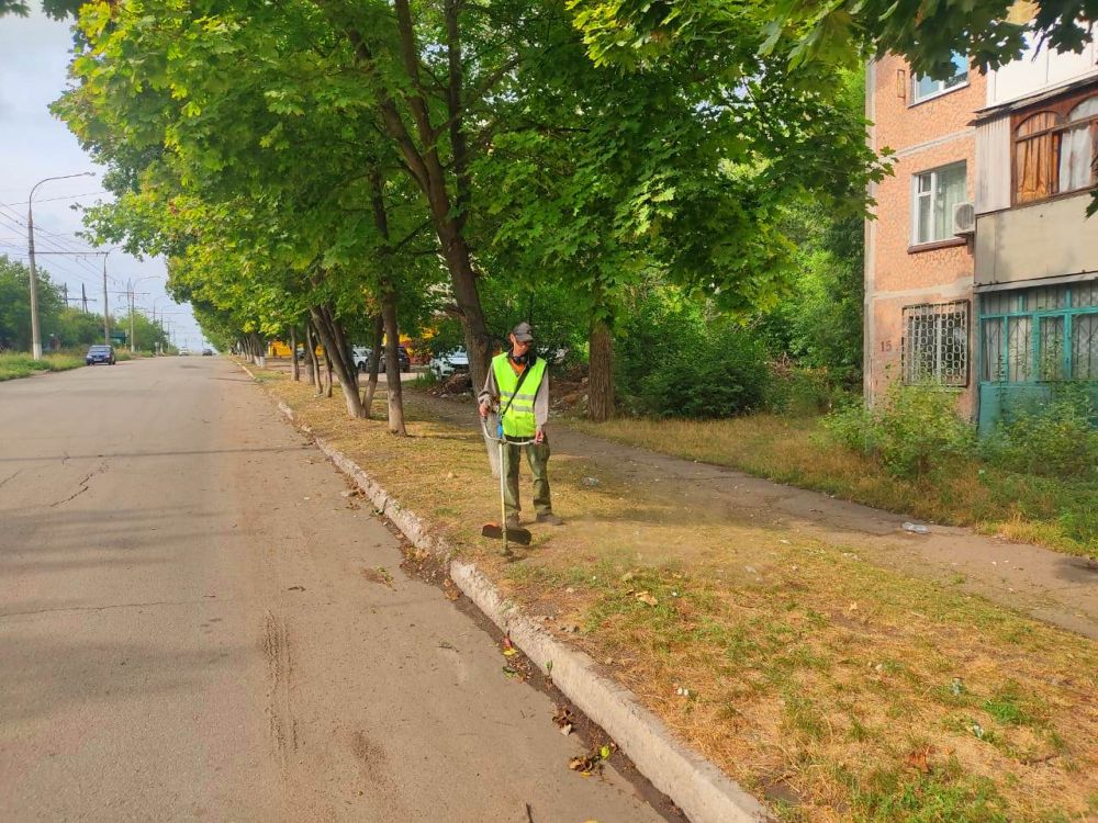 Благоустройство Молодогвардейска: покос травы на улицах Свердлова и Ленина