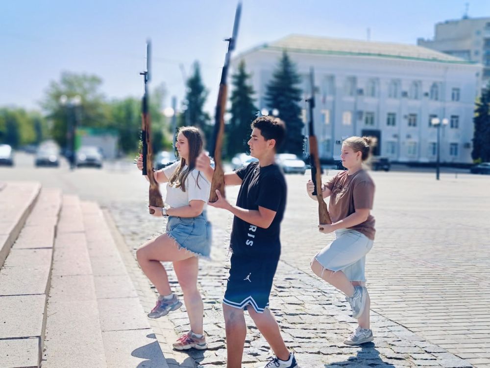 Сергей Козенко: Краснодонские постовцы продолжают активные тренировки и усердно готовятся к исполнению важной миссии — заступлению на главную Вахту Памяти страны у Могилы Неизвестного Солдата, несомненно, одной из высших почестей для любого постовца!